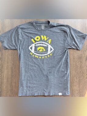 Wes and Willy Kids Large (14/16) Iowa Hawkeyes Gray Football Graphic Tee